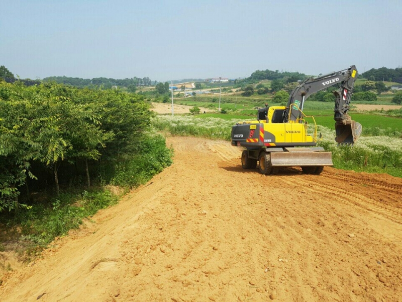 땅은 도로가 생명 도로 확보를 위한 공사 진행